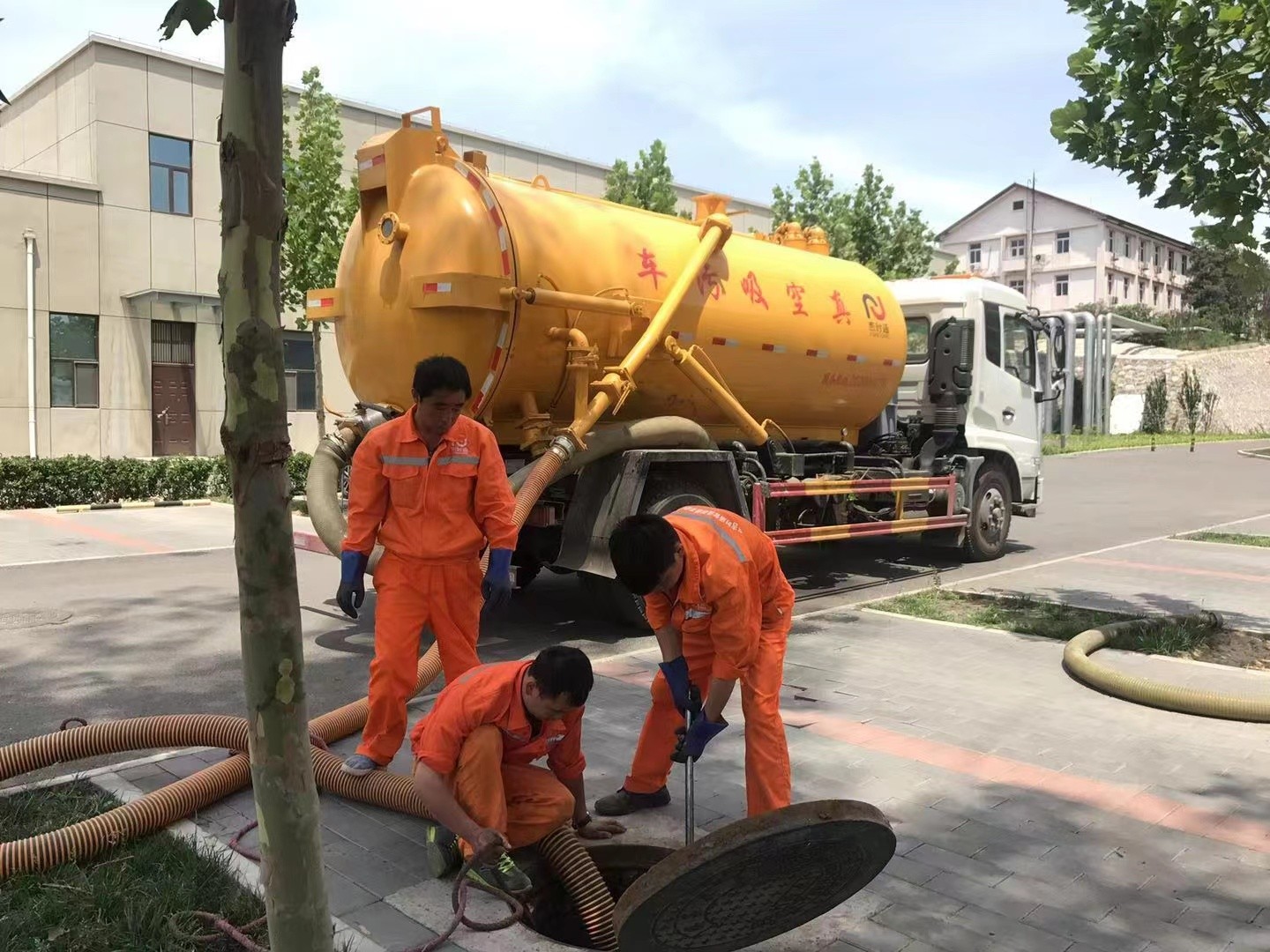 鹤岗管道疏通车停在窨井附近