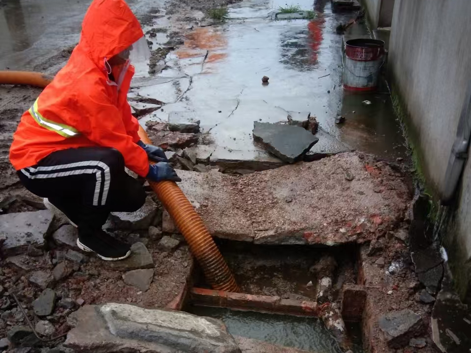 鹤岗专业清理污水池 炜誉市政以规范流程守护城市 “肠道”