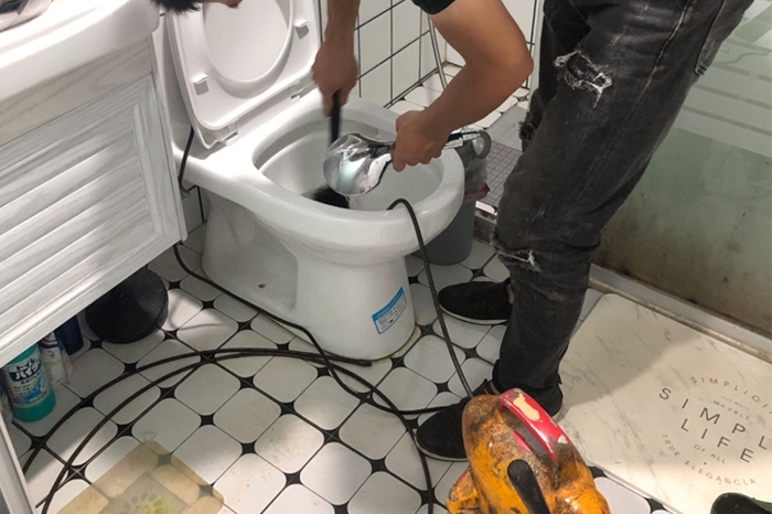 鹤岗马桶堵塞自己疏通还是找师傅?专业上门服务让你省时更省心