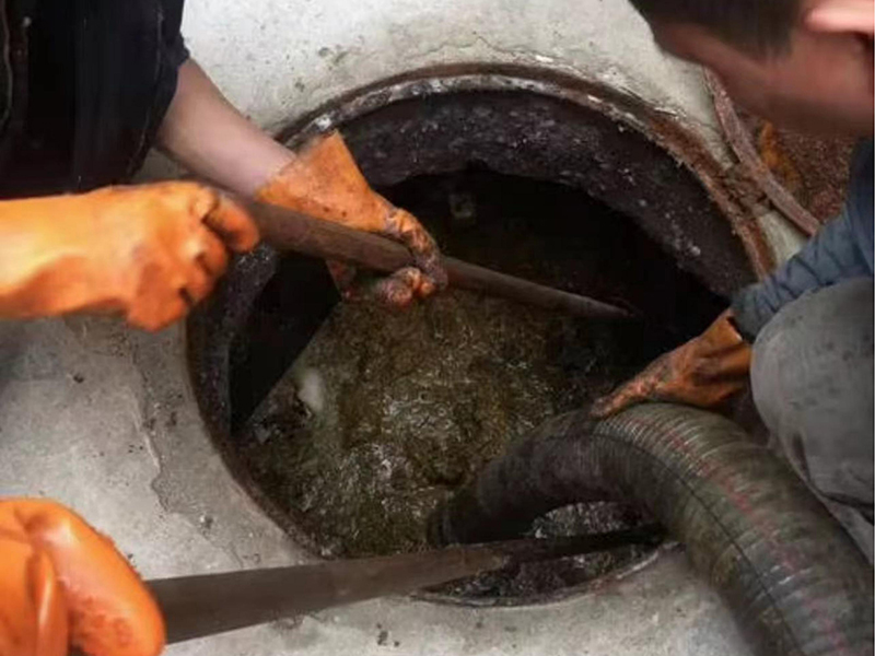 鹤岗清理化粪池时如何避免沼气的危害?